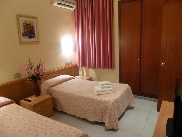 hostal iznajar
